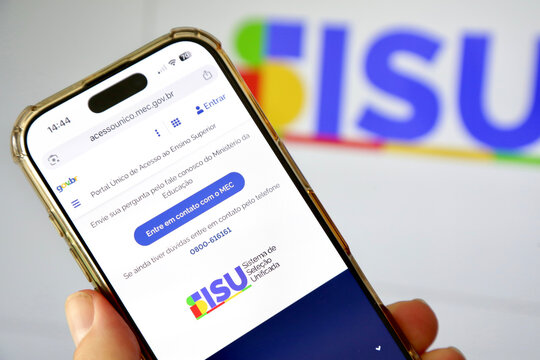 Estudante acessando o aplicativo SISU na tela do celular, simbolizando oportunidade, educa&ccedil;&atilde;o, ingresso no ensino superior e futuro profissional.