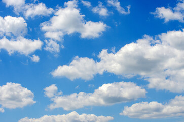 Obraz premium White clouds in blue sky