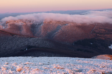 Malowniczy zachód słońca w zimowych Bieszczadach, góry pokryte śniegiem o złotej godzinie. © W Podróży do Chmur