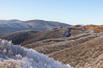 Piękny słoneczny dzień w Bieszczadach – mroźny, czysty krajobraz górski pokryty białym śniegiem. © W Podróży do Chmur