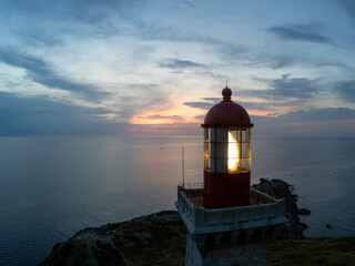 Lumi&egrave;re du phare du cap B&eacute;ar sur la cote vermeille en M&eacute;diterran&eacute;e