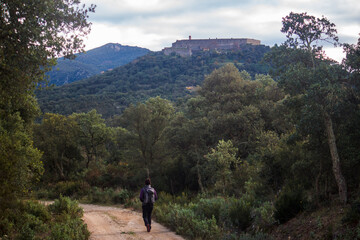 randonneur sur le chemin du fort de Bellegarde &agrave; la fronti&egrave;re espagnole