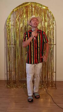 homem cantando samba em festa de carnaval 