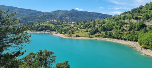 Obraz premium Lac de Sainte-Croix – Alpine Serenity in Mercantour Park