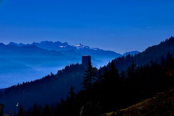 Vue en hauteur sur Crans-Montana et les Alpes suisses