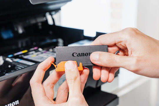 Removing Protective Clip From Ink Cartridge