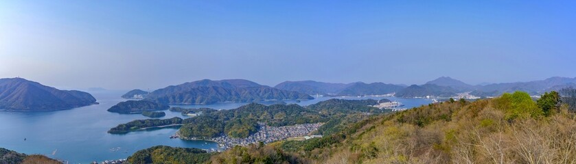 展望台から見下ろす舞鶴湾の絶景と新緑の山 日本の春を象徴するパノラマ風景
