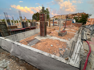 Forjados en construcci&oacute;n de bloque de viviendas con piscina 2026, Floor slabs in residential building construction with swimming pool 2026, Geschossdecken im Wohnungsbau mit Schwimmbad 2026, 住宅建設における床