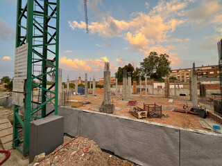 Forjados en construcci&oacute;n de bloque de viviendas con piscina 2026, Floor slabs in residential building construction with swimming pool 2026, Geschossdecken im Wohnungsbau mit Schwimmbad 2026, 住宅建設における床