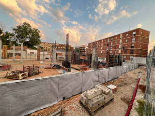 Forjados en construcci&oacute;n de bloque de viviendas con piscina 2026, Floor slabs in residential building construction with swimming pool 2026, Geschossdecken im Wohnungsbau mit Schwimmbad 2026, 住宅建設における床