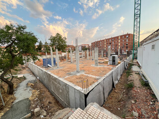 Forjados en construcci&oacute;n de bloque de viviendas con piscina 2026, Floor slabs in residential building construction with swimming pool 2026, Geschossdecken im Wohnungsbau mit Schwimmbad 2026, 住宅建設における床