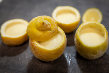 Helado de lim&oacute;n servido en la c&aacute;scara de lim&oacute;n, Lemon ice cream served in lemon peel, Zitroneneis in Zitronenschale serviert, Glace au citron servie dans une &eacute;corce de citron, Sorvete de lim&atilde;o servido