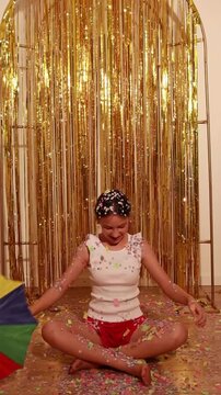 Menina engra&ccedil;ada se diverte em festa de carnaval 