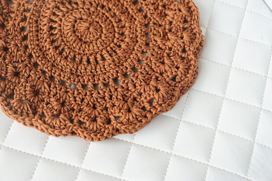 bolsa artezanal de trico com fios marrom 
