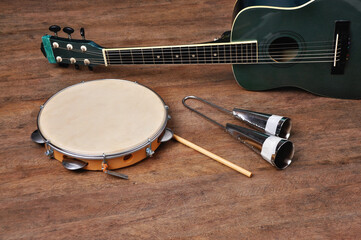 Naklejka premium violão acustico, pandeiro instrumentos musicais 