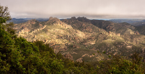Obraz premium Clouds Hang Low Over The High Peaks Of Pinnacles