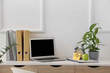 Fototapeta premium Alarm clock and sticky note with text BREAK TIME and laptop on table in office
