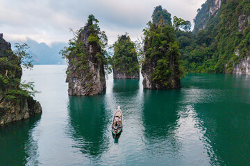 Fototapeta premium Exploring the tranquil waters of khao sok national park in thailand
