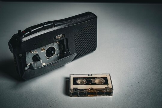 Gravador antigo e fita cassete