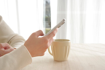 スマホを操作する女性の手元