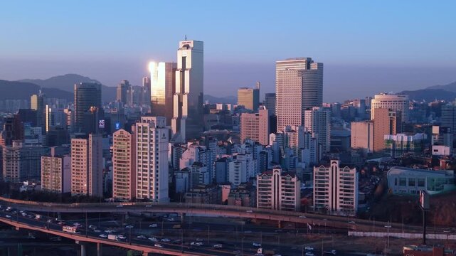 Morning cityscape in Samseong-dong, Seoul. 서울 삼성동의 아침 도시 풍경	
