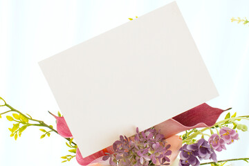 모던한 식물 장식과 카드 목업