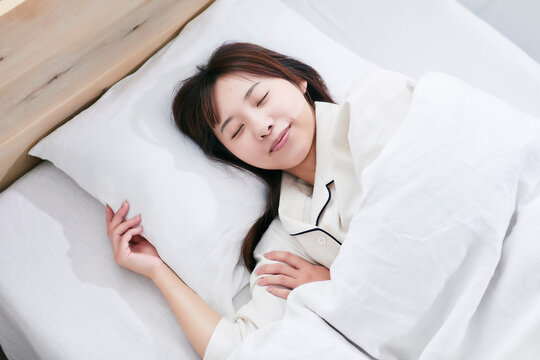 ベッドルームで寝る女性