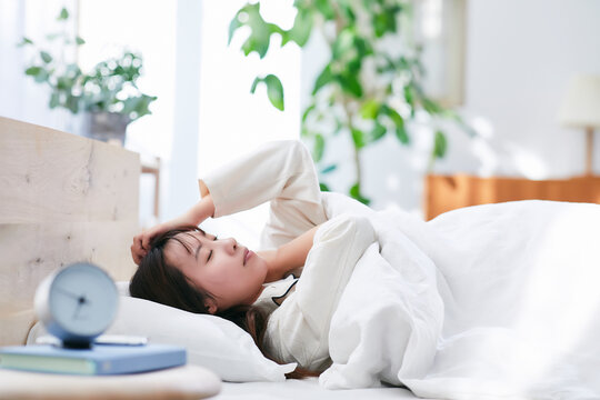 ベッドルームで寝る女性