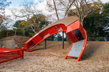 公園に設置された立体的な遊び場