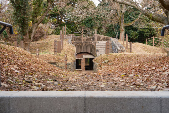 要塞の面影を残すレンガと石の歴史的遺構