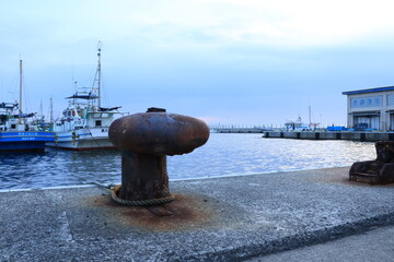 夕暮れ時の青みかかった江ノ島近くの片瀬漁港の様子