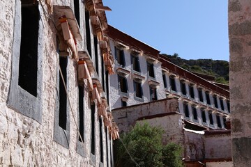 Exterior of Ganden Monastery in Dagz&ecirc;, Tibet, showcasing Tibetan Buddhist architecture and hillside fortress design in the Himalayas.