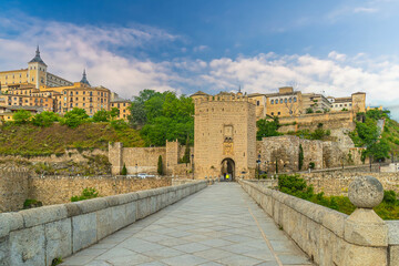 Obraz premium Alcantara Bridge, an arch bridge in Toledo, Spain