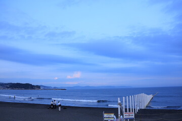 片瀬東浜海水浴場の遊泳地区を表す白い杭　夏の風物詩