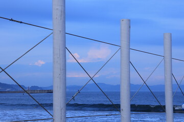 片瀬東浜海水浴場の遊泳地区を表す白い杭　夏の風物詩
