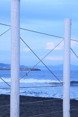 片瀬東浜海水浴場の遊泳地区を表す白い杭　夏の風物詩