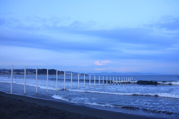 片瀬東浜海水浴場の遊泳地区を表す白い杭　夏の風物詩