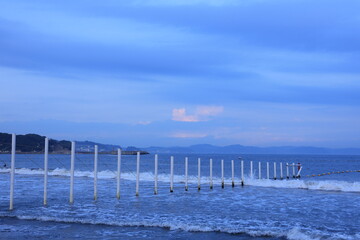 片瀬東浜海水浴場の遊泳地区を表す白い杭　夏の風物詩