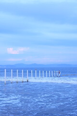 片瀬東浜海水浴場の遊泳地区を表す白い杭　夏の風物詩