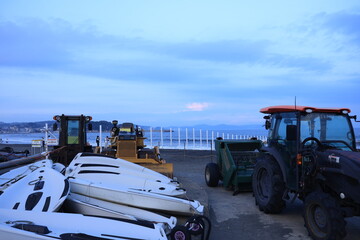 片瀬東浜海水浴場の遊泳地区を表す白い杭　夏の風物詩