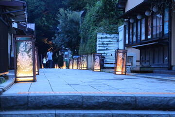 江ノ島にある神社や歩道がライトアップされた夜景
