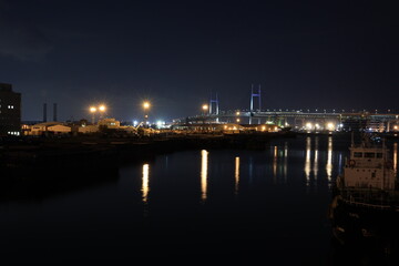 夜景　横浜の新山下付近から見るベイブリッジ