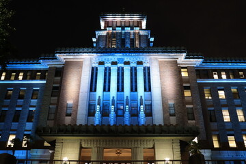 青白くライトアップされた神奈川県庁ビル　夜景