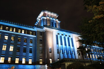 青白くライトアップされた神奈川県庁ビル　夜景