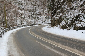Obraz premium An asphalt path in the frozen nature.