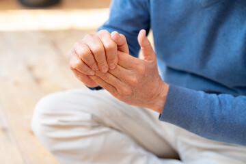 手が内側に入る男性