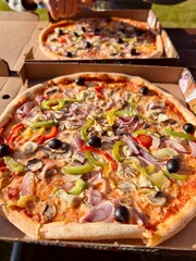 Lecker Pizza essen gehen.