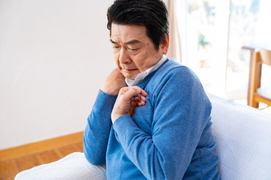 手が内側に入る男性