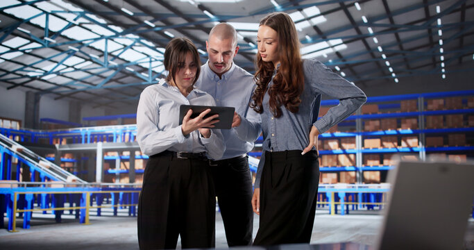 Warehouse Team Uses Tablet To Manage Logistics