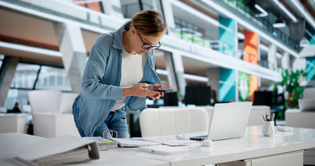 Obraz premium Corporate Espionage: Young Woman Stealing Secret Files